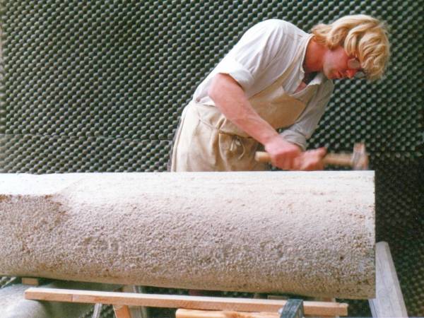 Der Bildhauer Wolfgang Sandt arbeitet an einer Skulptur aus Muschelkalk